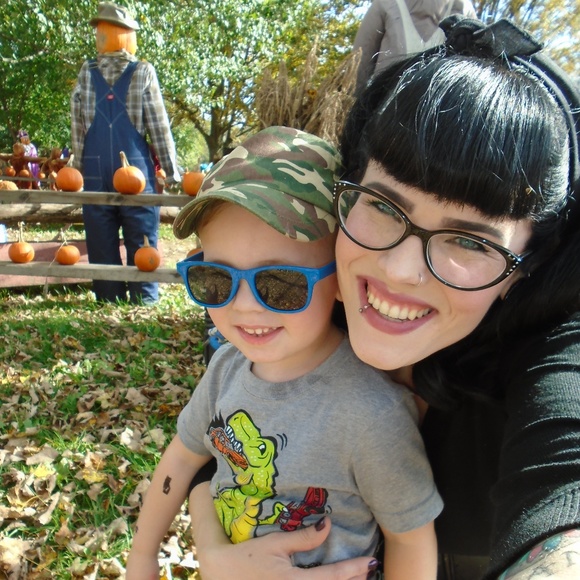 Meet your Posher, Dana - Picture 1 of 8